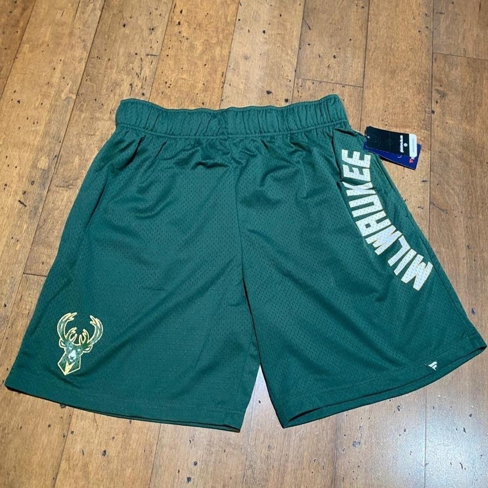 Green Milwaukee Bucks shorts Size large